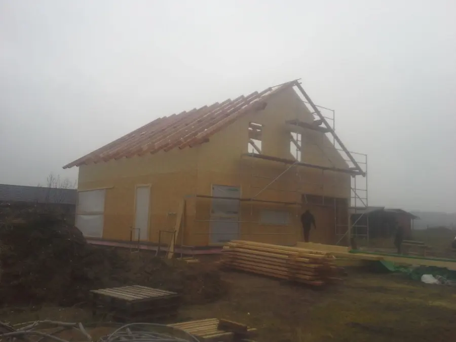 Hrubá stavba s&nbsp;hotovou taškovou střechou, Hřibiny