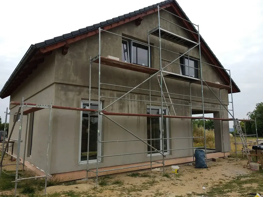 Šedá omítka a&nbsp;osazená okna z&nbsp;lešení, Hřibiny