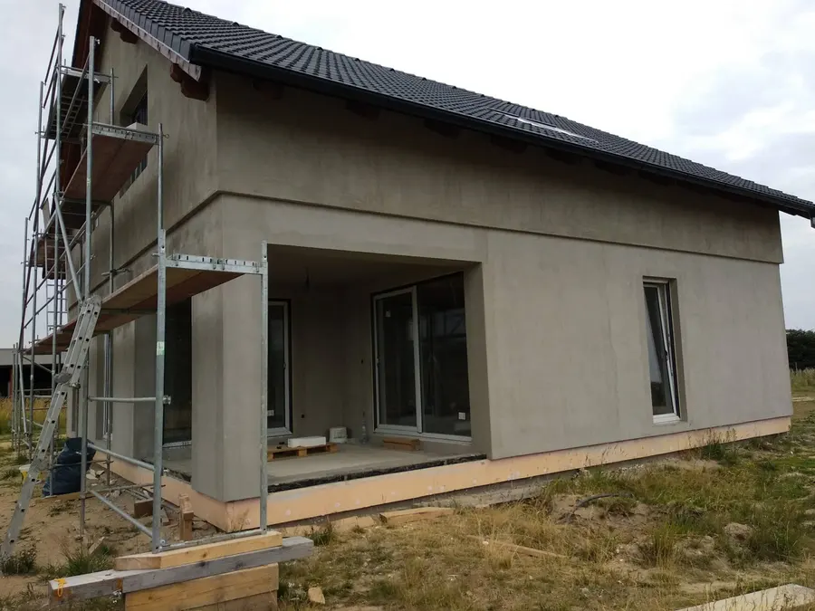 Dům s&nbsp;lešením u&nbsp;francouzských oken, Hřibiny