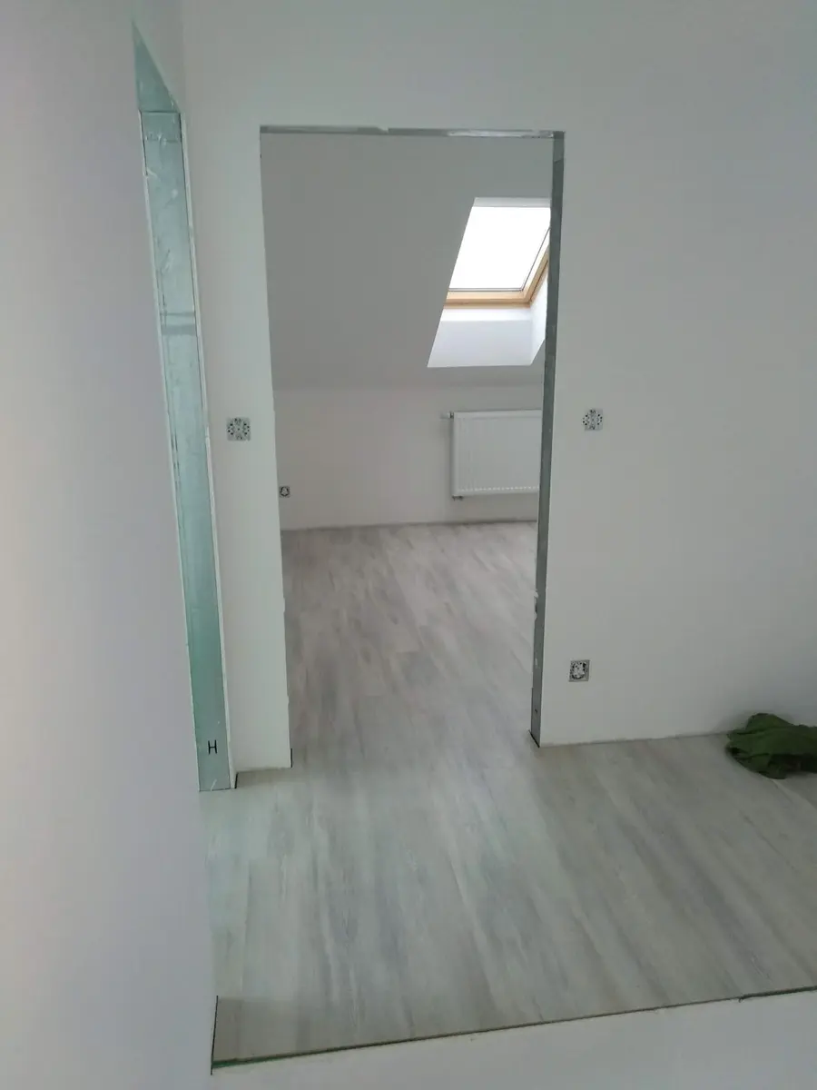 Pokoj s&nbsp;položenou podlahou, Hřibiny