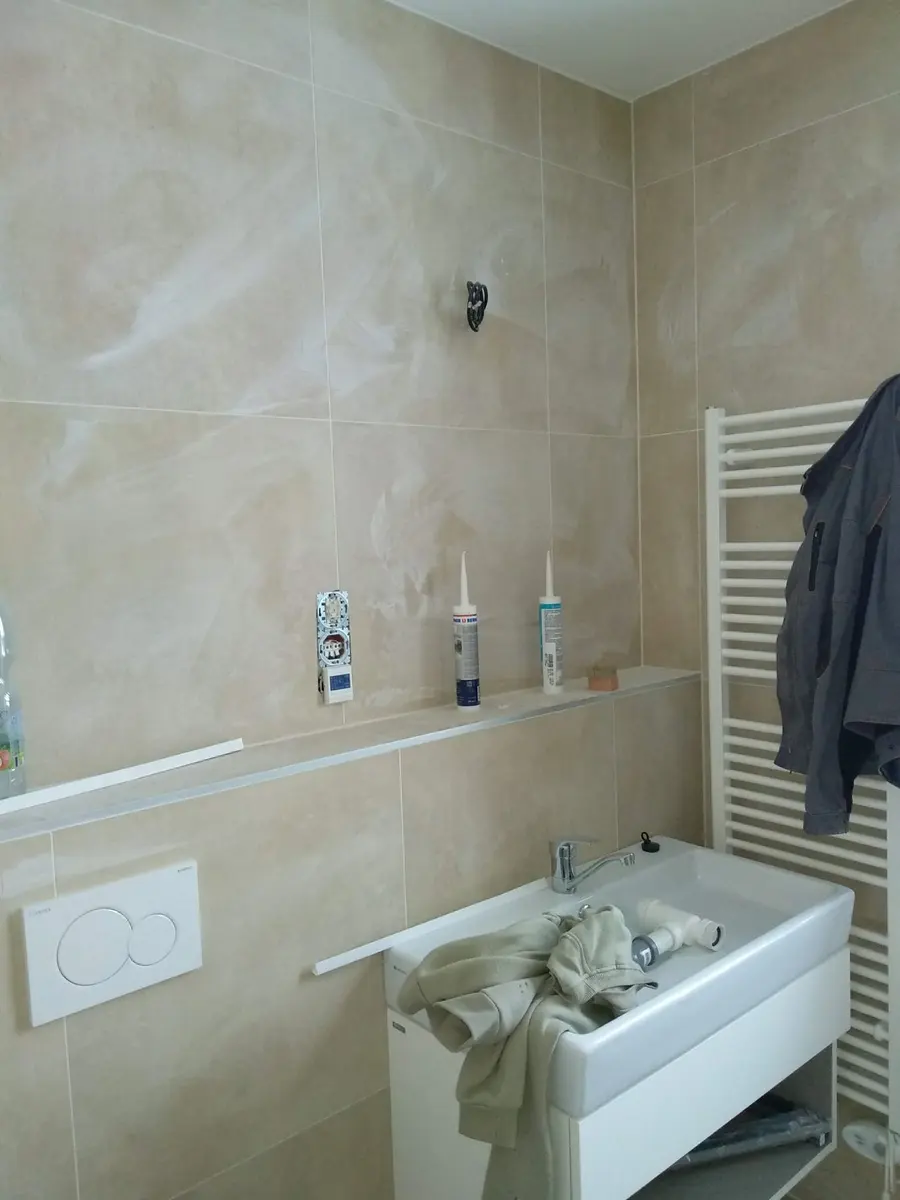 Koupelna s&nbsp;obkladem a&nbsp;osazenou vanou, Hřibiny