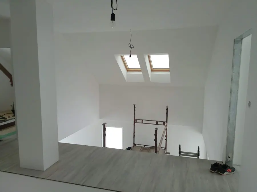 Otevřený prostor galerie s&nbsp;okny do zahrady, Hřibiny
