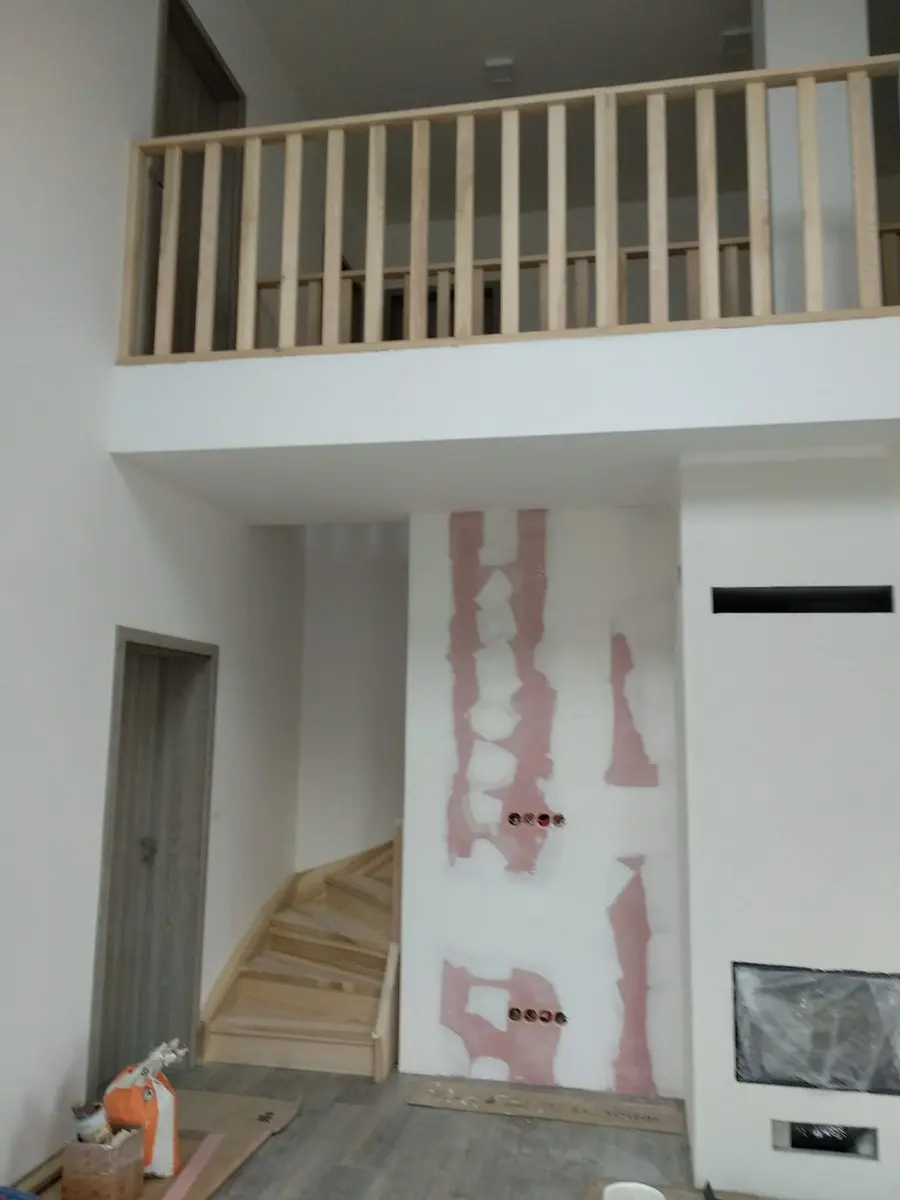 Dřevěné zábradlí galerie nad obývacím prostorem, Hřibiny