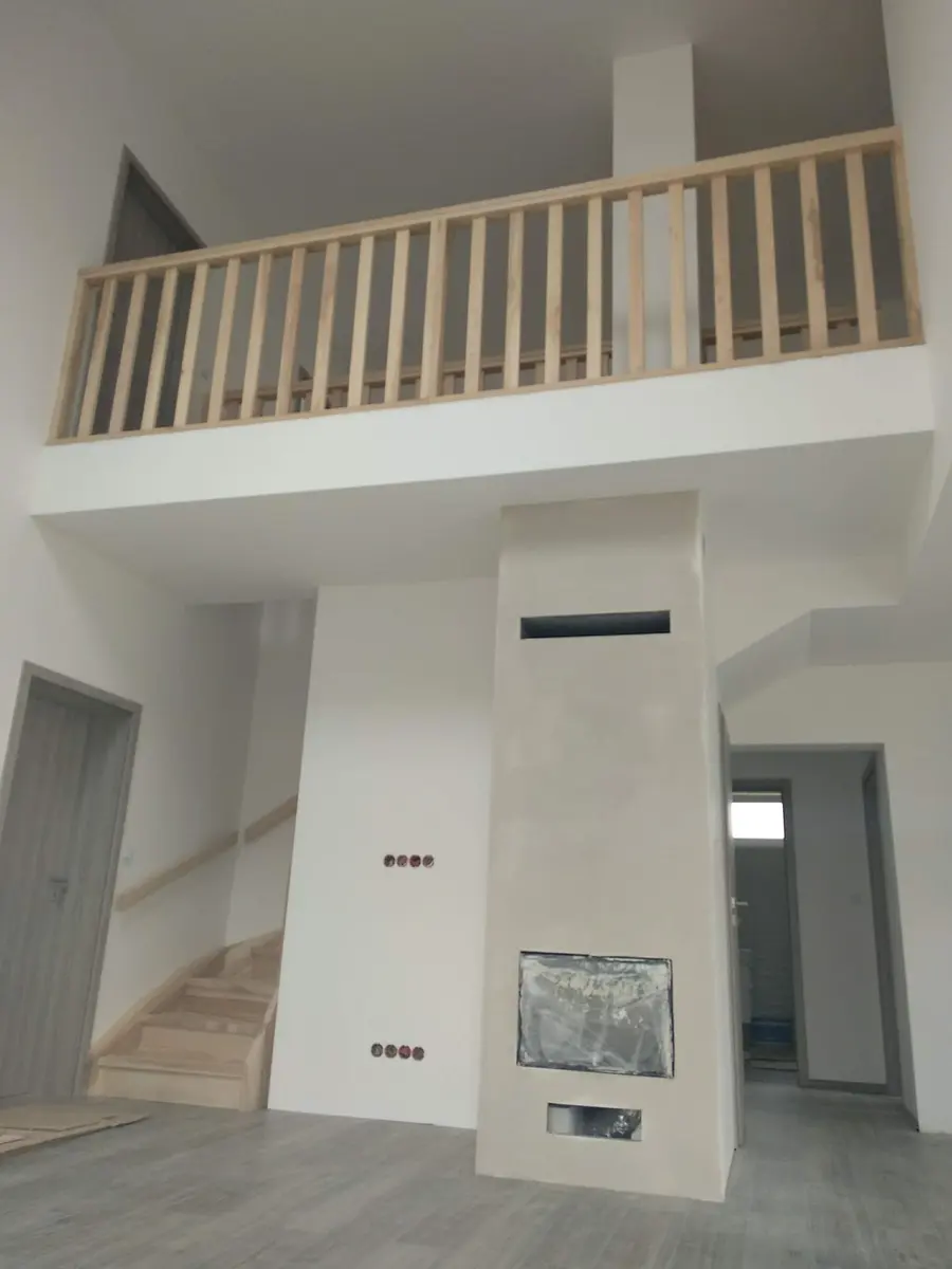 Zábradlí galerie vedle komínové stěny, Hřibiny