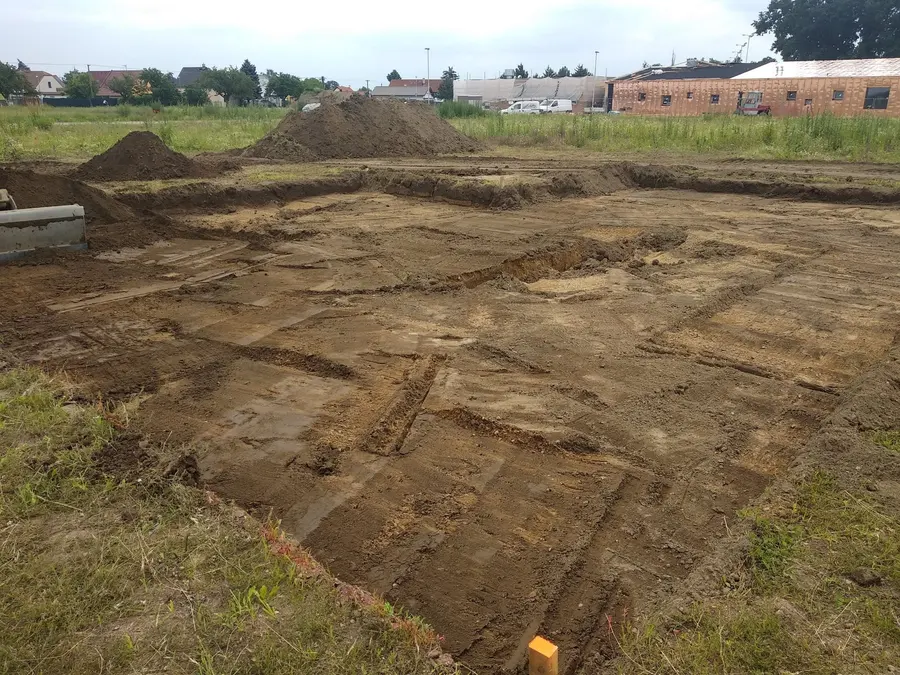 Vyhloubené rýhy podle obrysu domu, Pardubice-Svítkov