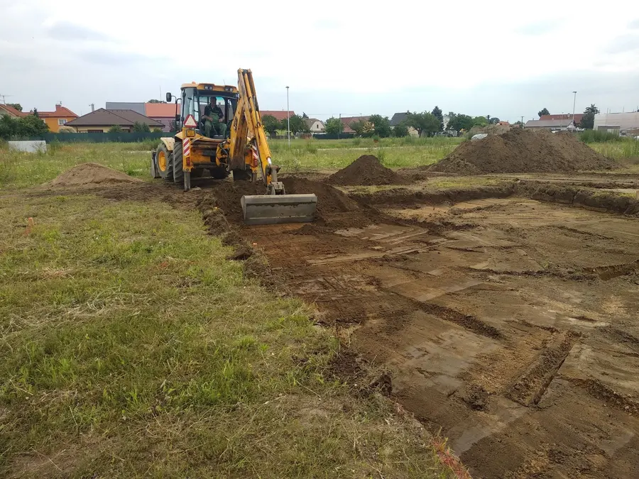 Bagr a&nbsp;navezená hlína vedle výkopu, Pardubice-Svítkov