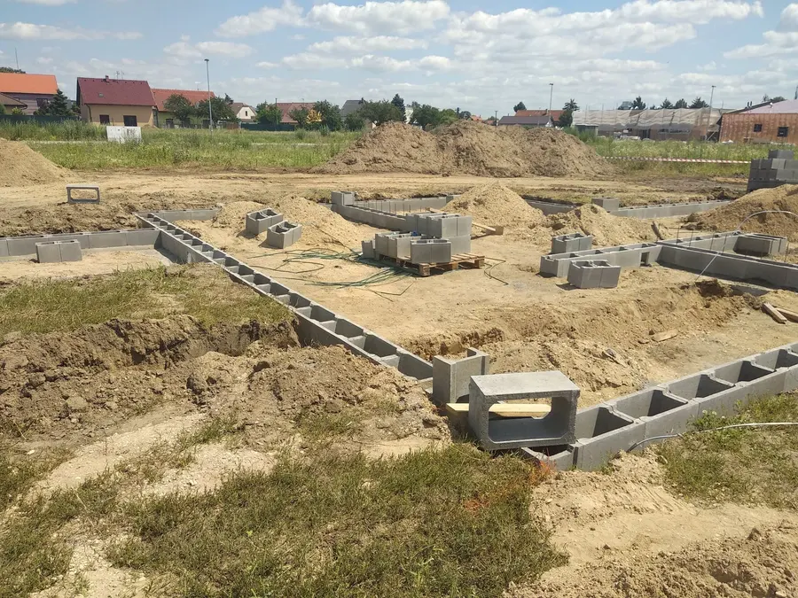 Základové zdivo s&nbsp;výhledem na sousední domy, Pardubice-Svítkov