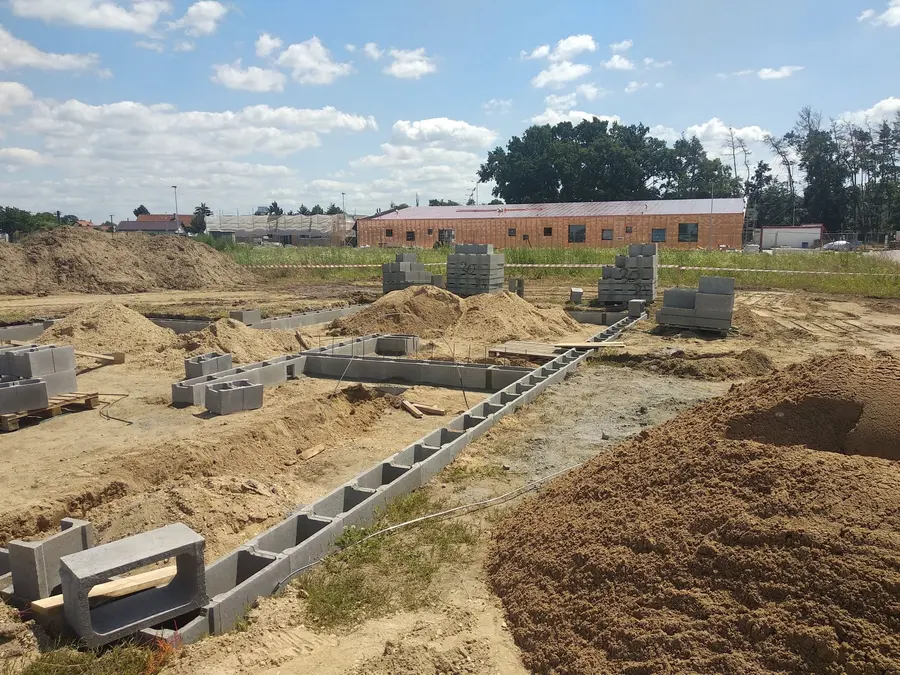 Obrys základů vyzděný ze ztraceného bednění, Pardubice-Svítkov