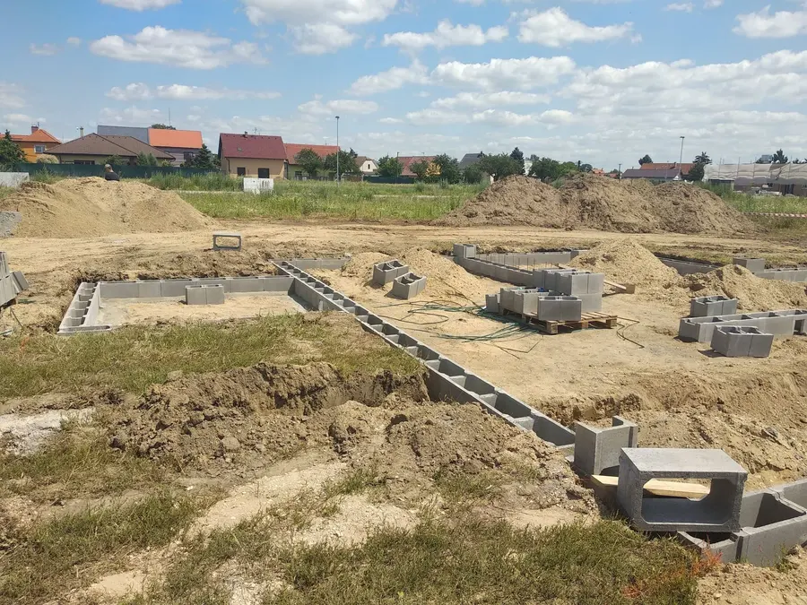 Základové pásy podél celé parcely, Pardubice-Svítkov