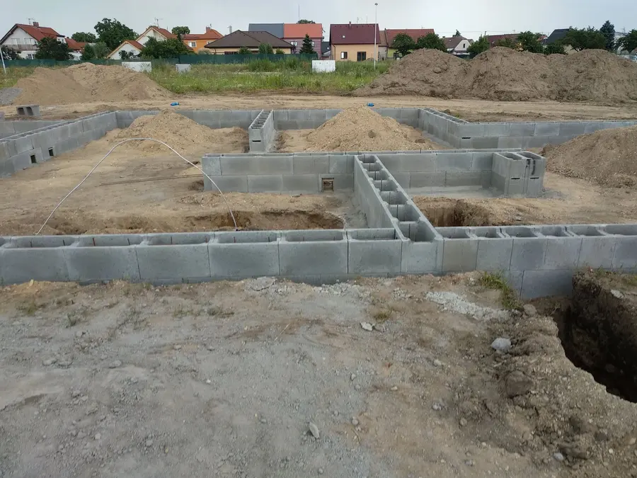 Vyzděné základy s&nbsp;prostupem pro potrubí, Pardubice-Svítkov