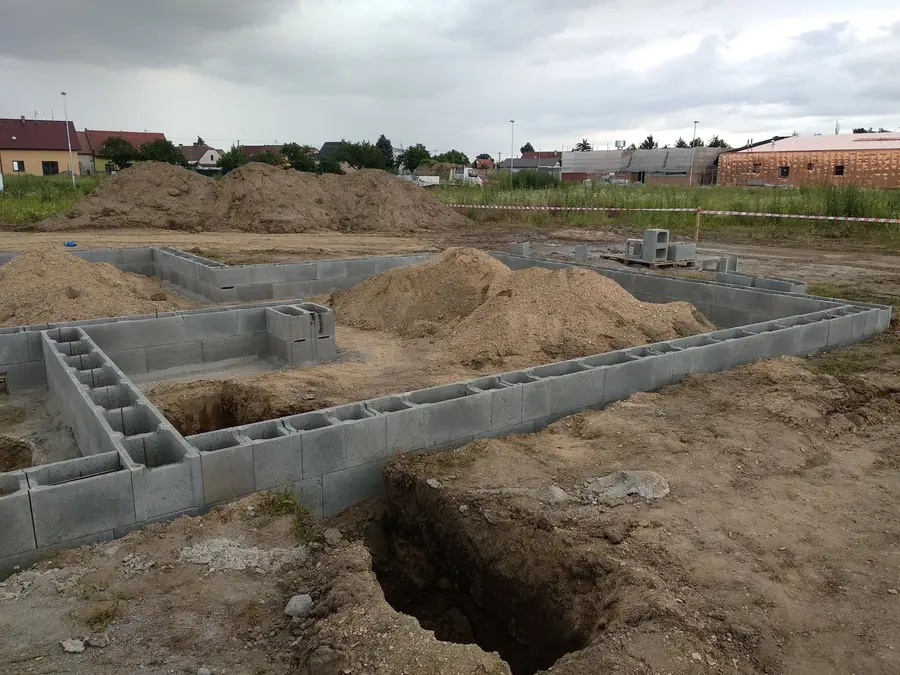 Základové zdivo se zásypem po obvodu, Pardubice-Svítkov