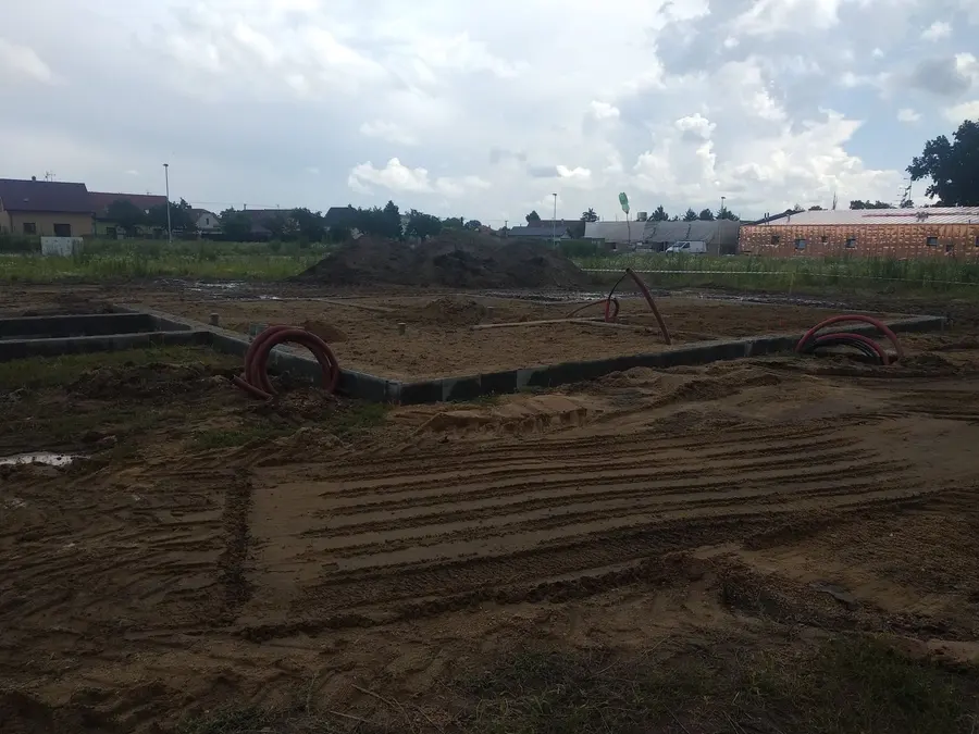 Červené chráničky rozvodů uložené v&nbsp;zemi, Pardubice-Svítkov