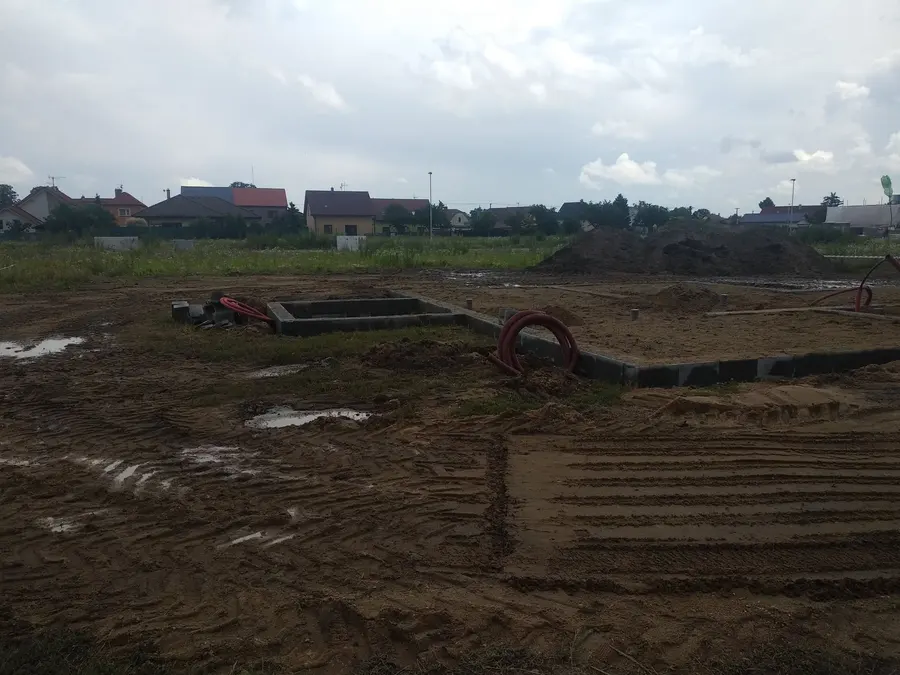 Chráničky vedené rýhou k&nbsp;domu, Pardubice-Svítkov