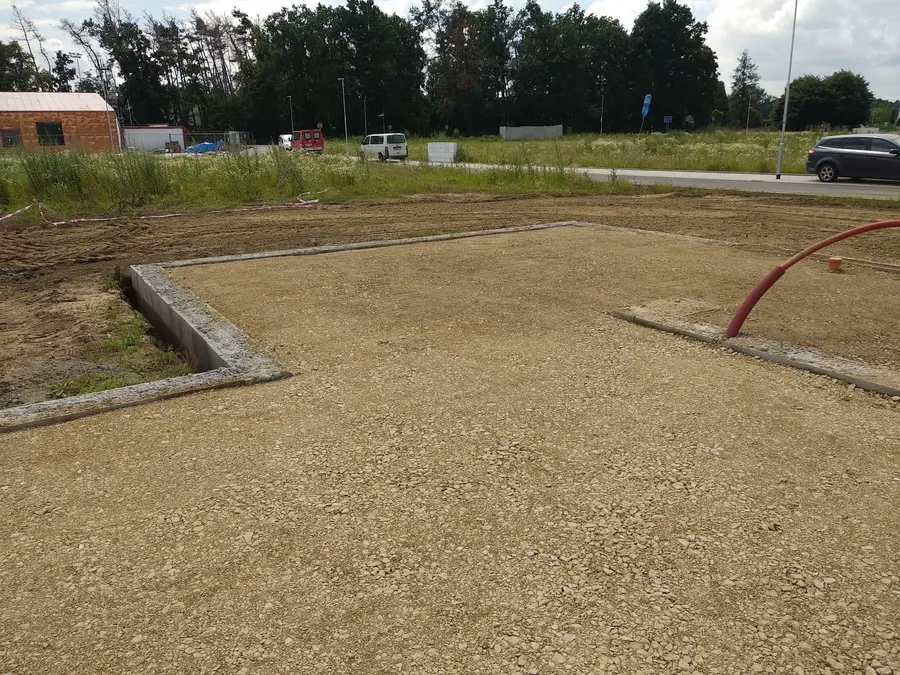 Srovnaný a&nbsp;zhutněný štěrkový podsyp, Pardubice-Svítkov