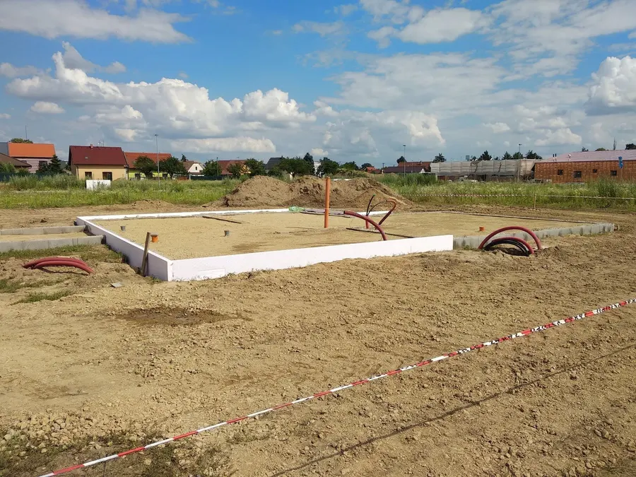 Obvodová izolace a&nbsp;bednění před betonáží, Pardubice-Svítkov