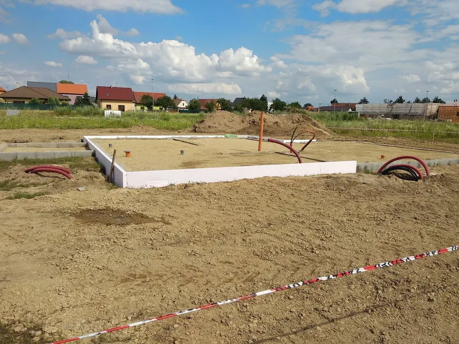 Bednění a&nbsp;výztuž základové desky, Pardubice-Svítkov
