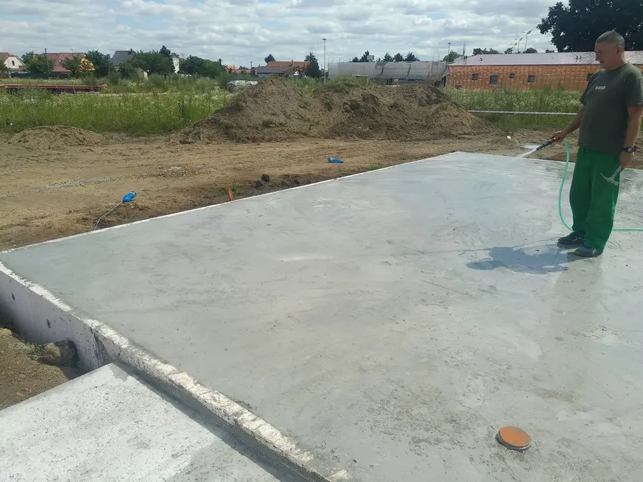 Hotová deska a&nbsp;upravený terén kolem stavby, Pardubice-Svítkov