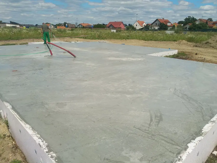 Vyzrálá základová deska připravená na konstrukci, Pardubice-Svítkov