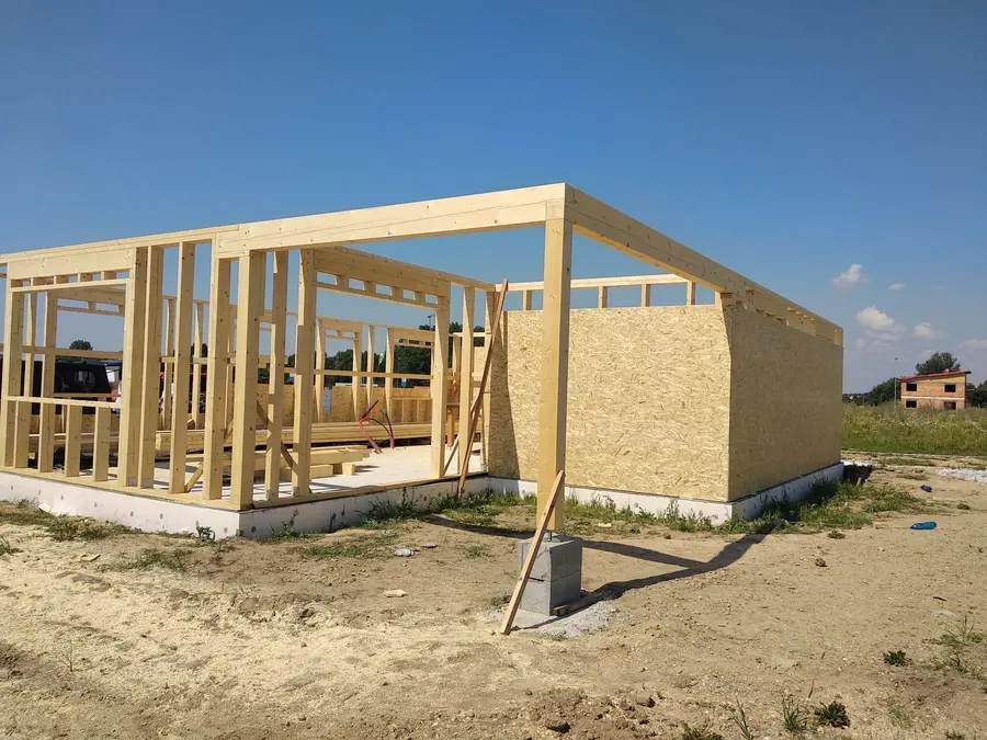 Vysazená stěna a&nbsp;podepření během montáže, Pardubice-Svítkov