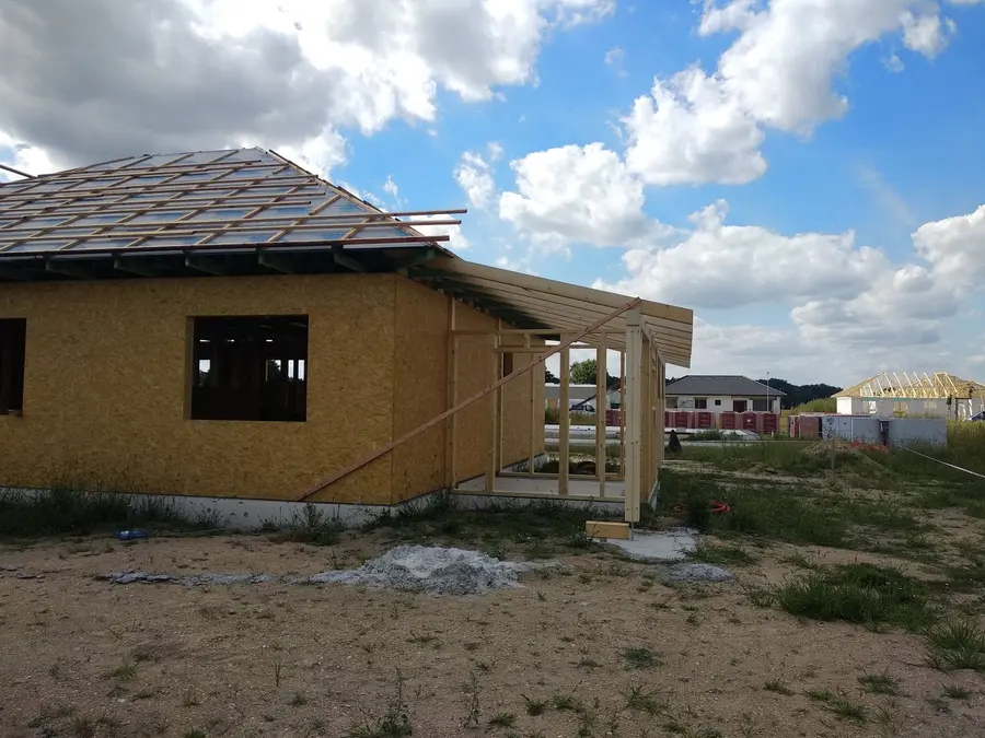 Stavba s&nbsp;hotovou taškovou krytinou, Pardubice-Svítkov
