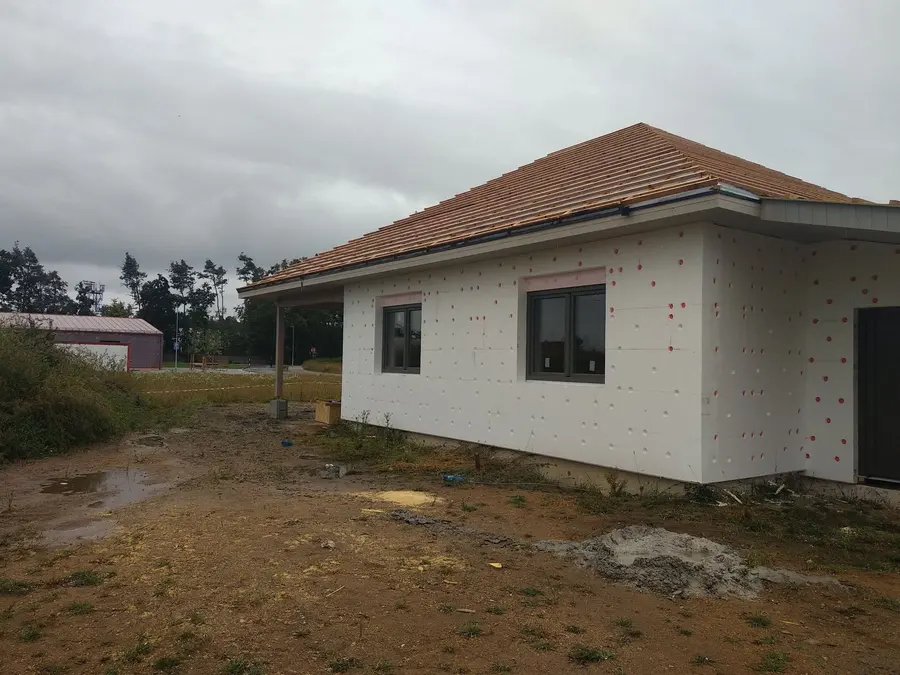 Dům s&nbsp;omítkou a&nbsp;taškovou střechou zvenku, Pardubice-Svítkov