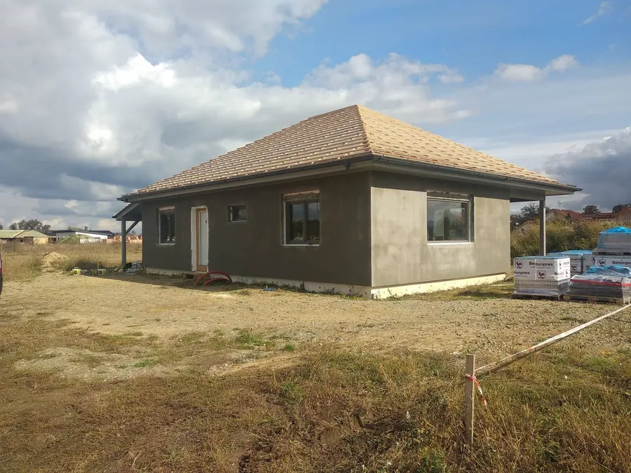 Fasáda dokončená po obvodu domu, Pardubice-Svítkov