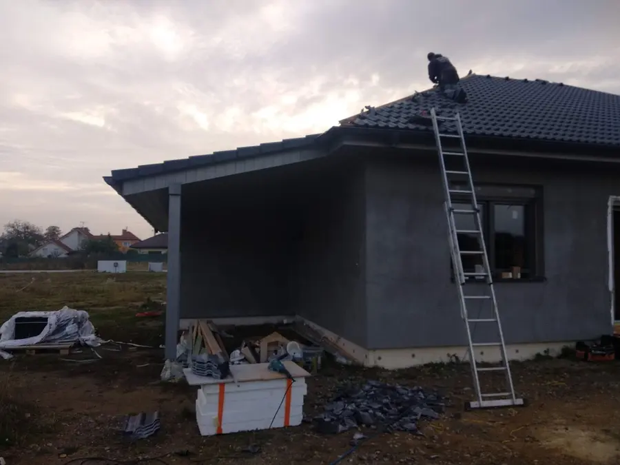 Práce na střeše nad šedou omítkou, Pardubice-Svítkov