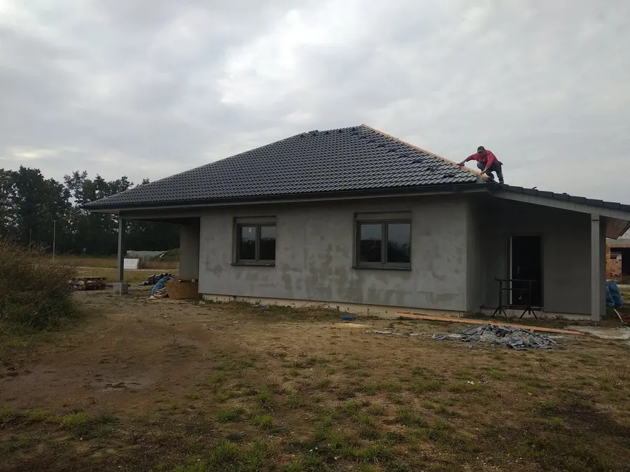 Hotový šedý bungalov s&nbsp;taškovou střechou, Pardubice-Svítkov