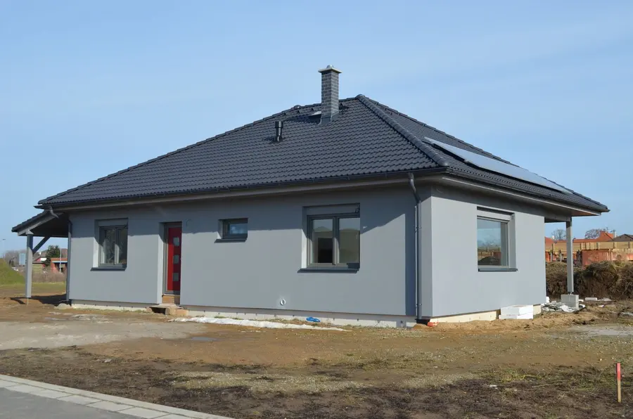 Dokončený dům z&nbsp;ulice, Pardubice-Svítkov