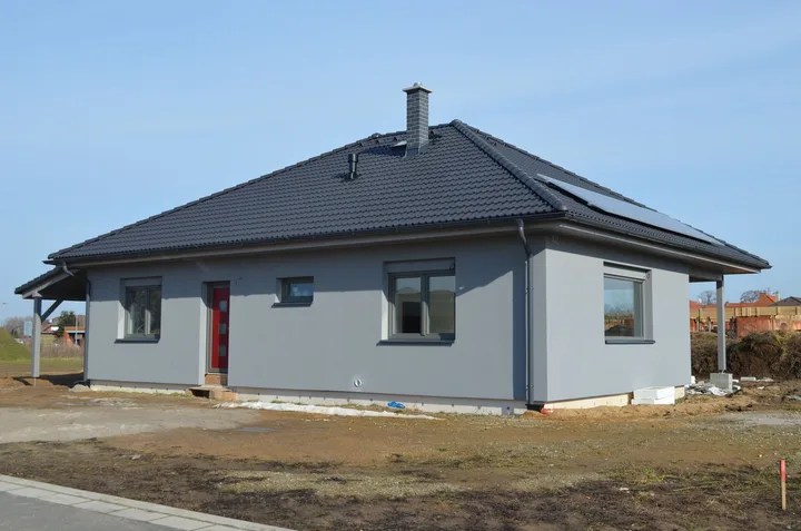 Dokončený dům z&nbsp;ulice, Pardubice-Svítkov