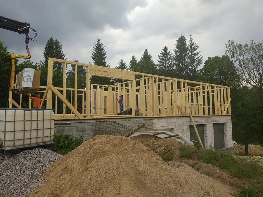Rámová konstrukce stěn a&nbsp;navezený písek, Rokytnice v&nbsp;Orlických horách