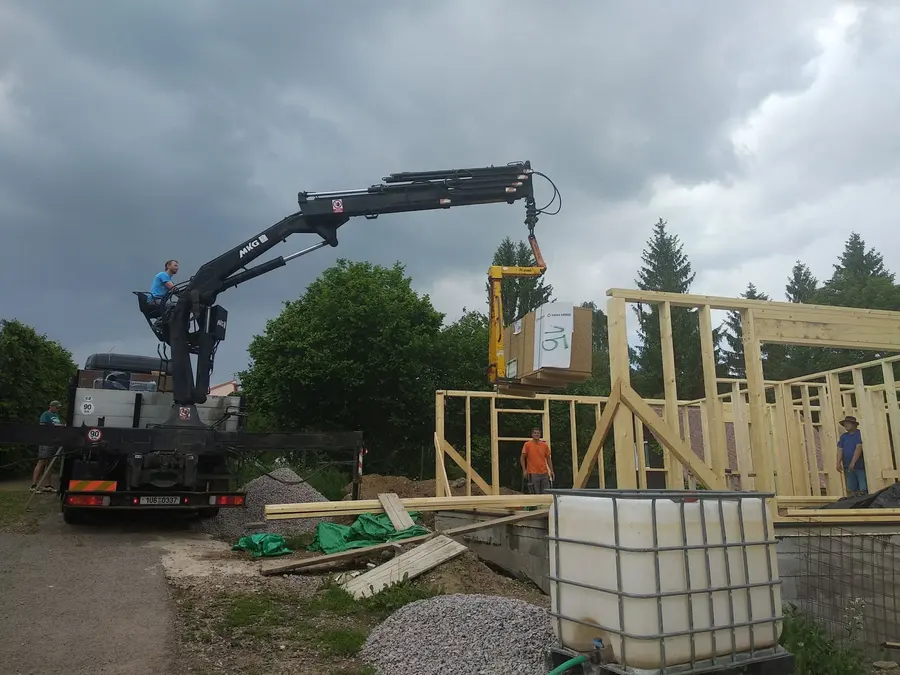 Hydraulická ruka vykládá materiál u&nbsp;stavby, Rokytnice v&nbsp;Orlických horách