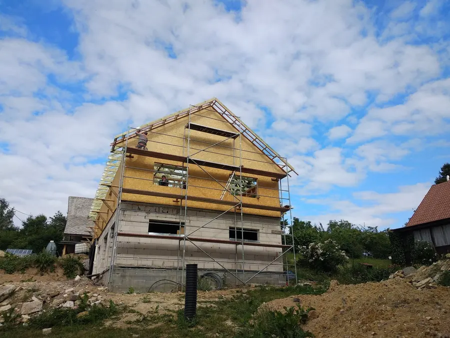 Lešení a&nbsp;bednění štítu před krytinou, Rokytnice v&nbsp;Orlických horách