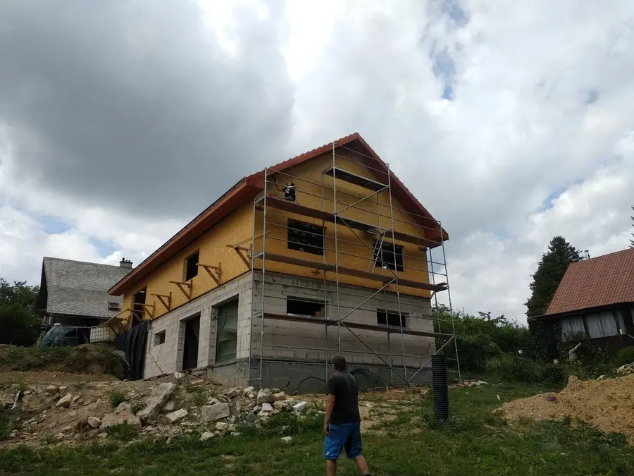 Hotové laťování a&nbsp;opláštěný štít, Rokytnice v&nbsp;Orlických horách