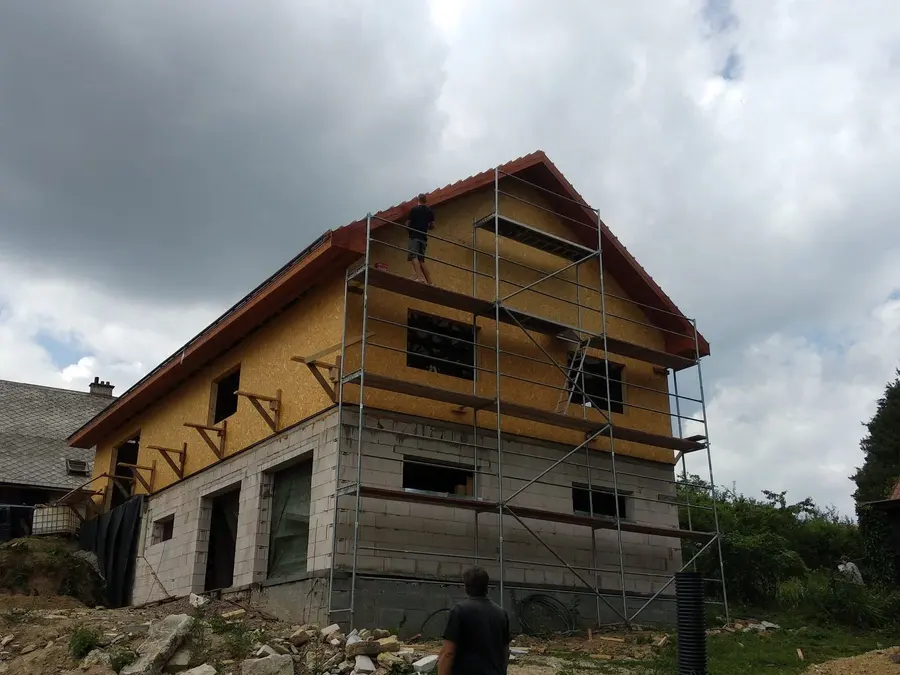 Dům s&nbsp;lešením před dokončením střechy, Rokytnice v&nbsp;Orlických horách