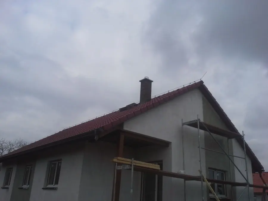 Štít domu připravený na zateplení, Nové Dvory