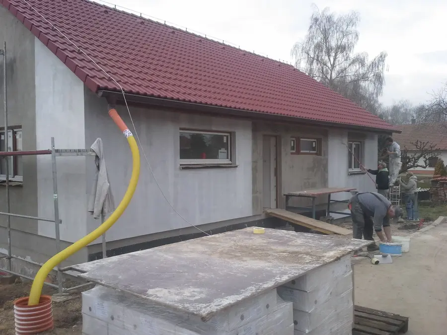 Betonová deska terasy u&nbsp;zadní stěny, Nové Dvory