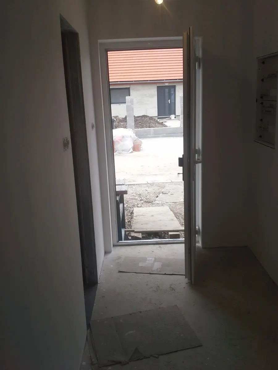 Otevřené vstupní dveře do rozestavěného domu, Nové Dvory