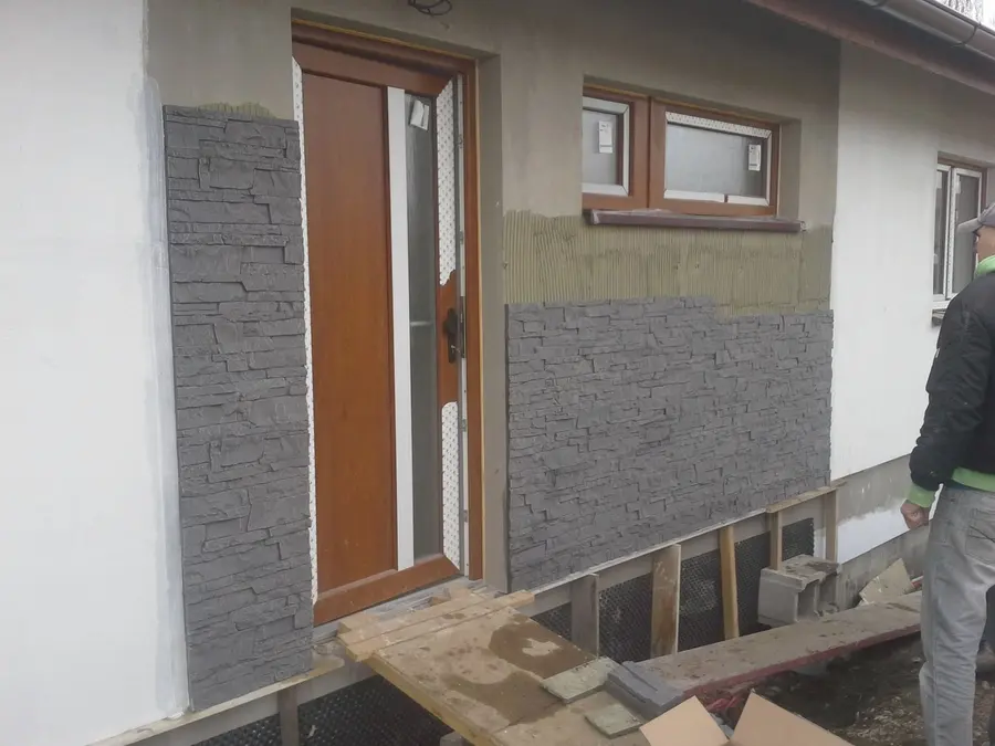Tmavý obklad kolem vstupních dveří, Nové Dvory