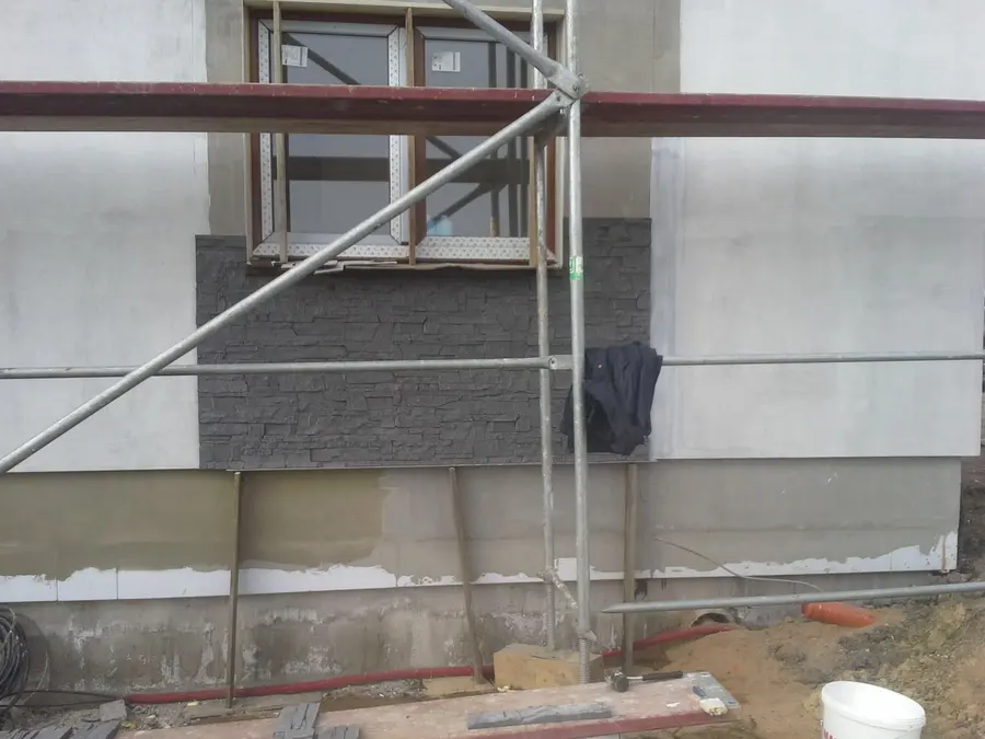Zateplení a&nbsp;obklad soklu z&nbsp;lešení, Nové Dvory