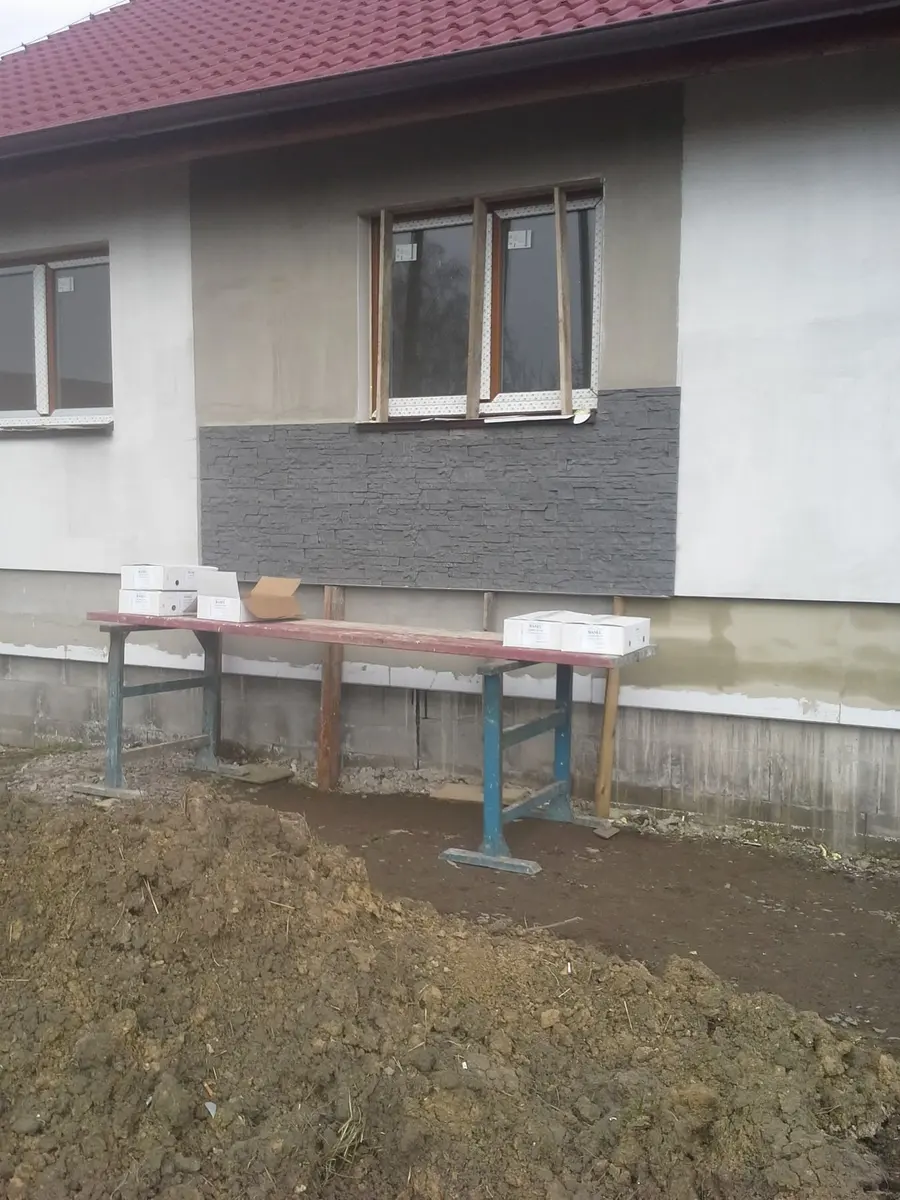 Detail obkladu pod okny, Nové Dvory