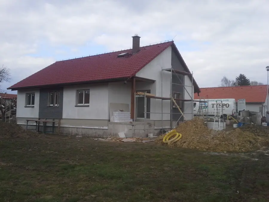 Dům z&nbsp;boku s&nbsp;částečně složeným lešením, Nové Dvory