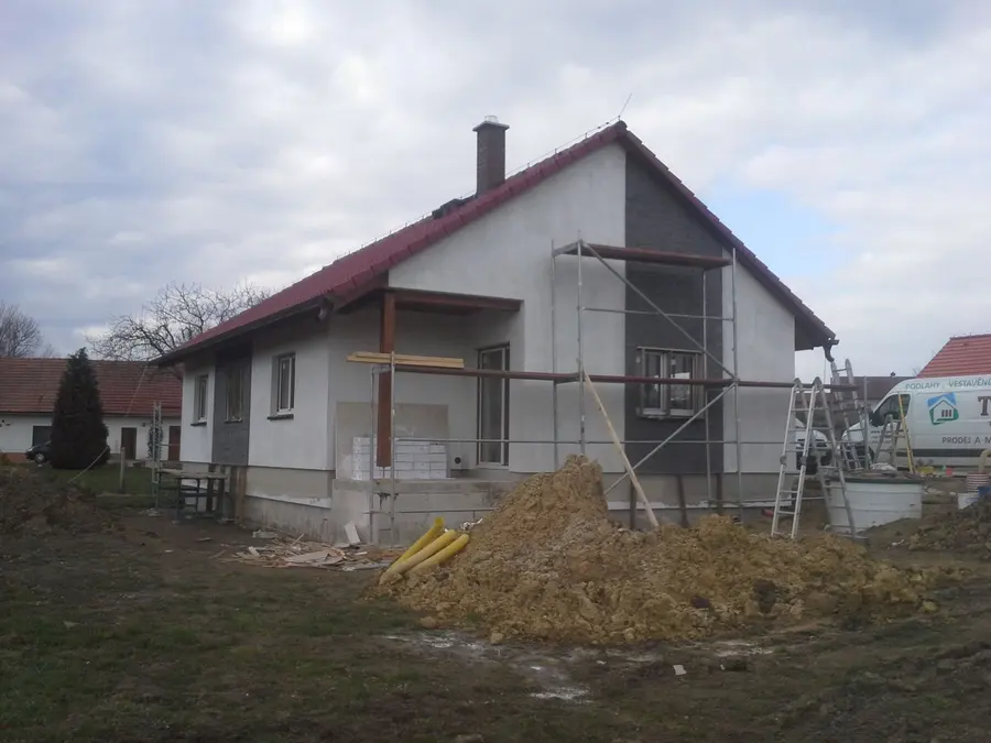 Zadní strana domu během dokončování fasády, Nové Dvory