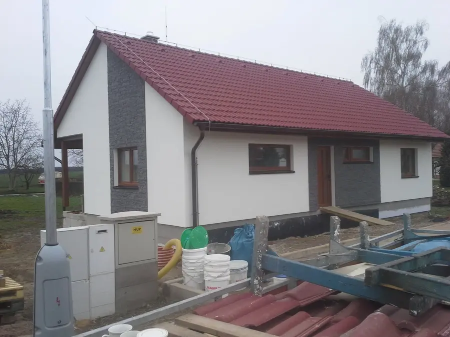 Hotový dům a&nbsp;přípojky před dokončením terénu, Nové Dvory