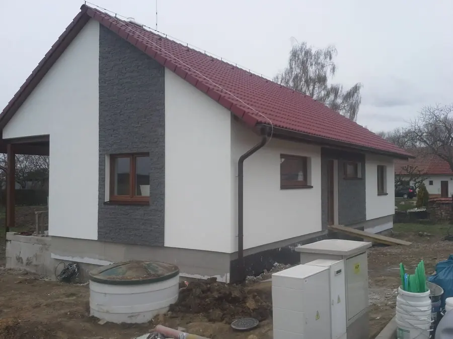 Bílá fasáda s&nbsp;tmavým obkladem a&nbsp;červenou střechou, Nové Dvory