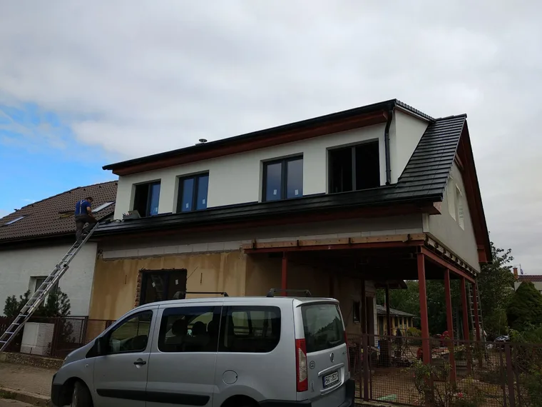 Nástavba patra s novou tmavou krytinou, okapy a oplechováním