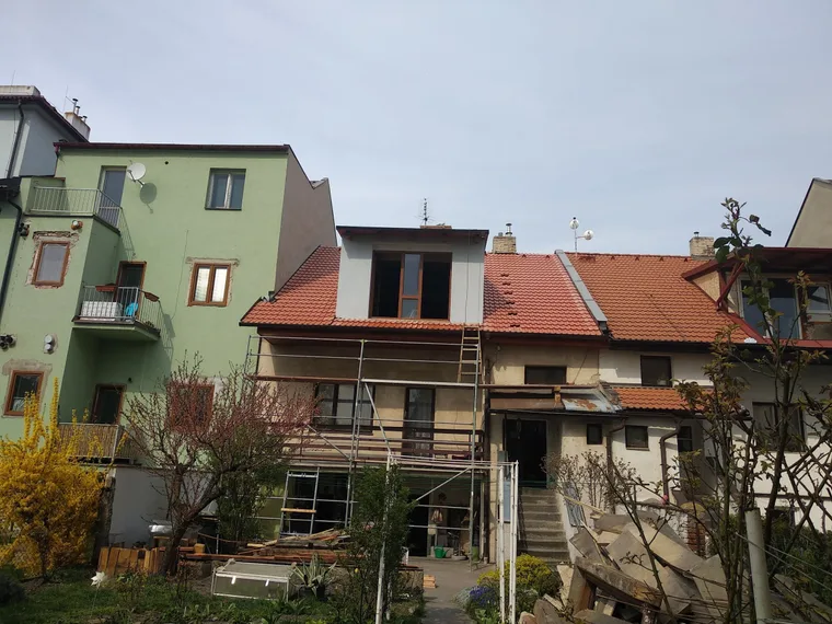 Dokončená střecha rodinného domu s vikýřem a novou pálenou krytinou