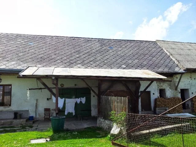 Stará eternitová střecha na hospodářské budově před rekonstrukcí