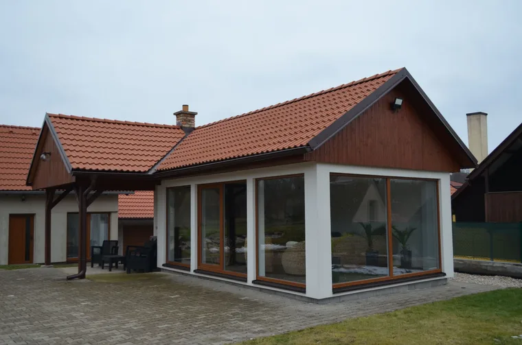 Zasklená veranda přistavěná k&nbsp;domu s&nbsp;velkoformátovými okny