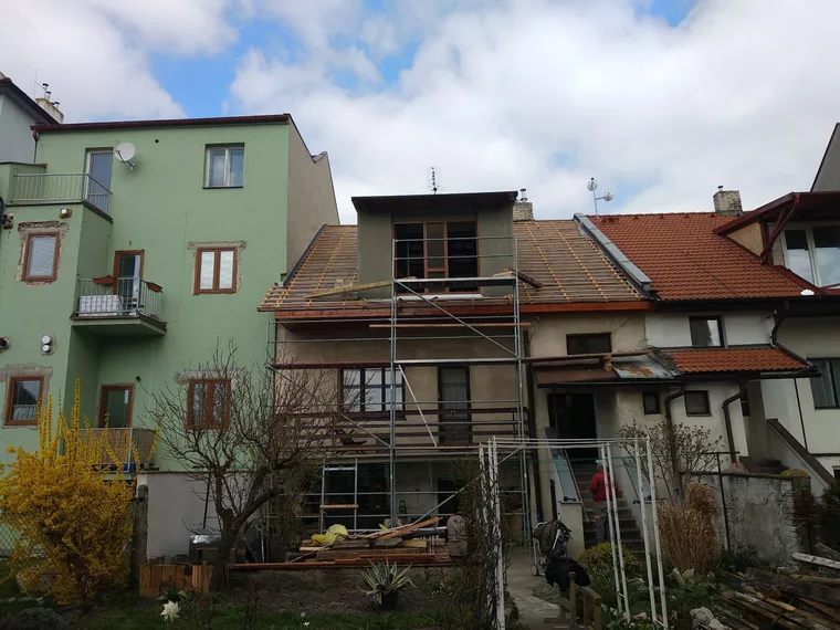 Rekonstrukce střechy rodinného domu, stržená krytina a&nbsp;nové laťování s&nbsp;vikýřem